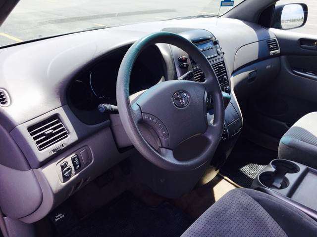 2006 Toyota Sienna LE 8-Passenger 4dr Mini-Van